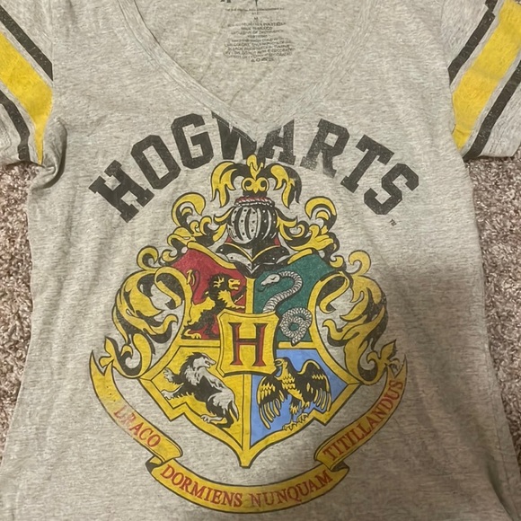Harry Potter Hogwarts vneck tshirt - Picture 2 of 3